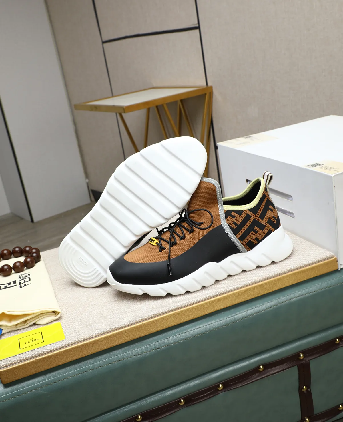 Men's Men's Shoes 💰700 Fendi Fendi's latest Tag series of men's casual mesh sports running shoes, originally purchased and developed, this Tag sports shoe is a one-leg sneaker, made of black high-tech mesh material with gray neoprene details. Oversized FENDI lettering on the side and translucent rubber details. Light and flexible rubber running shoe soles, beautifully packaged at the delivery counter, customized breathable lining, original molded foam rubber outsole, sole thickness: 3.5CM! Size: 39-44 (customized at 38.45.46)